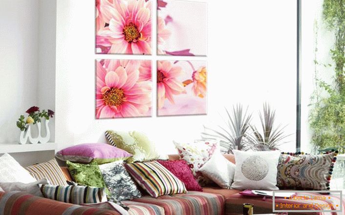 Častoji se majitelé bytů rozhodují pro návrh interiéru s květinovým potiskem. Jemně růžové lístky dělají atmosféru v pokoji romantickou a snadnou. 