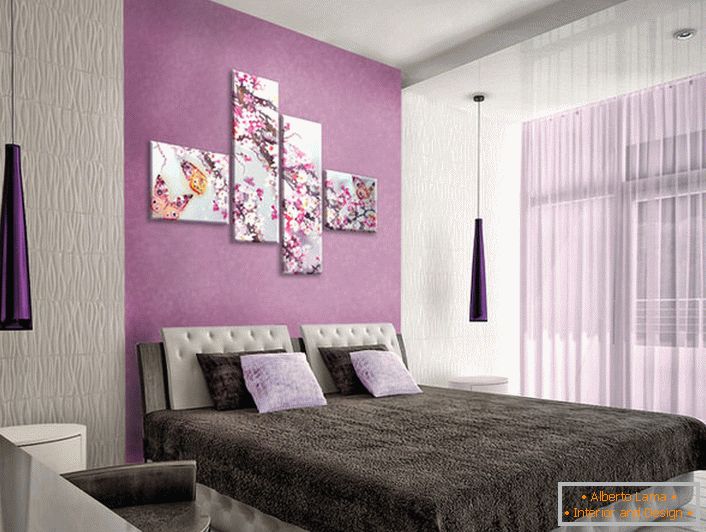Správně vybraný modulární obraz nepřeplňuje design ložnice. Diskrétní, elegantní květenství, znázorněné na obrázku, zředí přísný, výstižný styl zdobení ložnice.