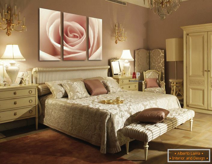 Budova bledě růžového vzestupu na modulárních obrazcích doplňuje luxusní interiér ložnice ve stylu Art Deco.