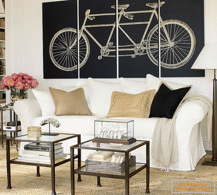 Obývací pokoj ve skandinávském stylu je zdoben modulárními obrazy znázorňujícími jízdní kolo. Není přetížen významem, design dokončuje design. 