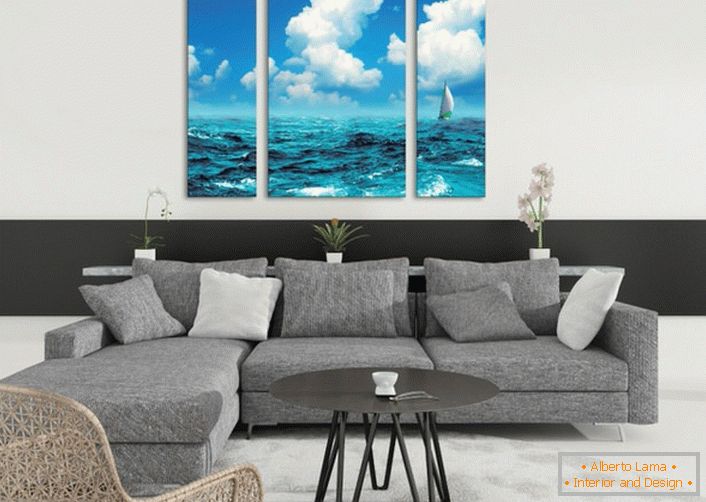 Modulární obrazy s obrazem moře způsobují, že situace v obývacím pokoji je v létě lehká a vzrušující. 