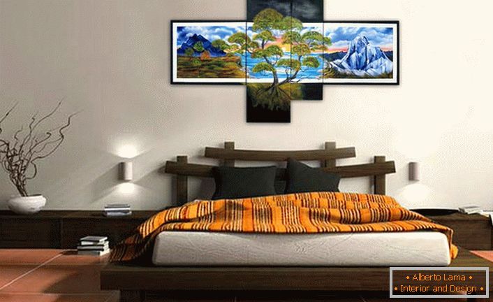 Pokoj v orientálním stylu zdobí modulární obrazy, které váží na hlavu postele.