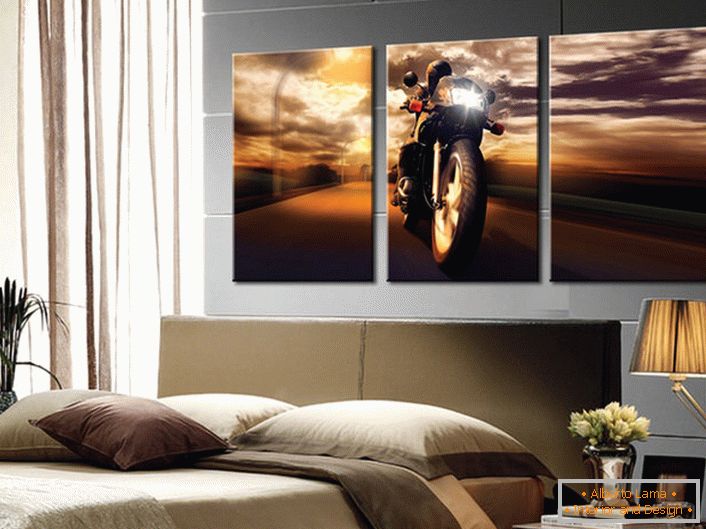 V ložnici mladého bakaláře je zdobena modulární malba, na které je zobrazen motocyklista.