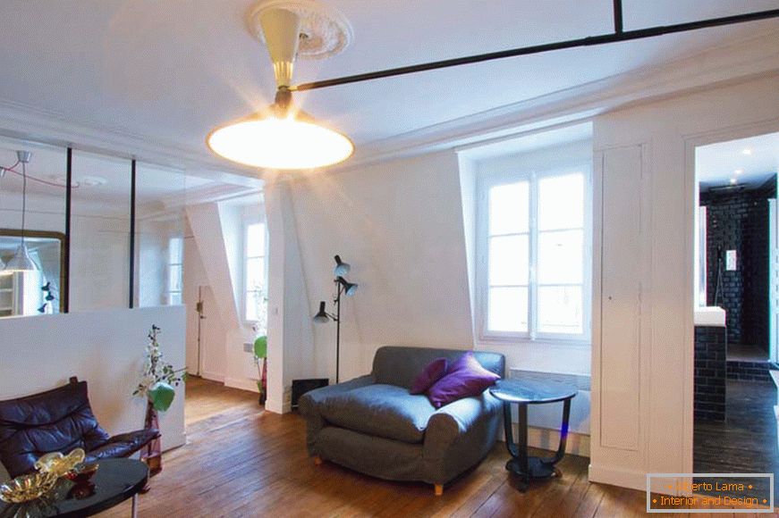 Skleněná přepážka v obývacím pokoji v malém ateliéru v Paříži
