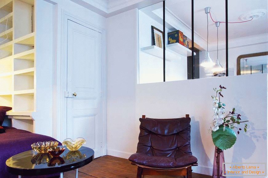 Skleněná přepážka v obývacím pokoji v malém ateliéru v Paříži