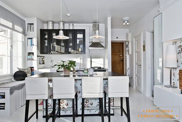 Kuchyňský interiér v bílo-šedých odstínech