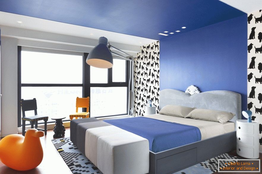 Modrá ložnice ve stylovém ateliéru v Pekingu