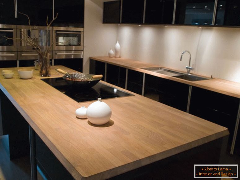Moderní čistý design moderní kuchyně s černými dřevěnými prvky