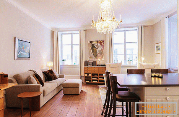 Obývací pokoj a jídelna ve studiovém bytě ve Stockholmu