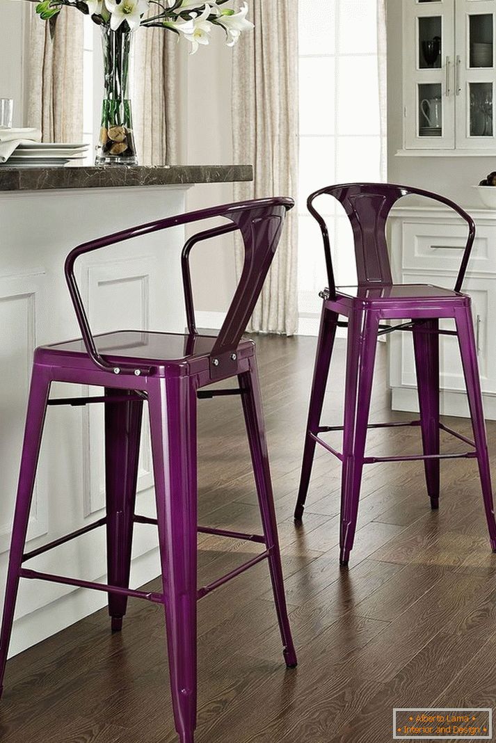 __original-bar-židle-světlé-barvy-v-interiéru-kuchyně-17