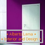 Kombinace fialové stěny a bílých dveří