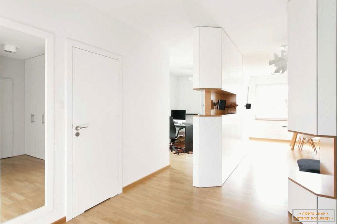 Světlé dveře v interiéru ve stylu minimalismu