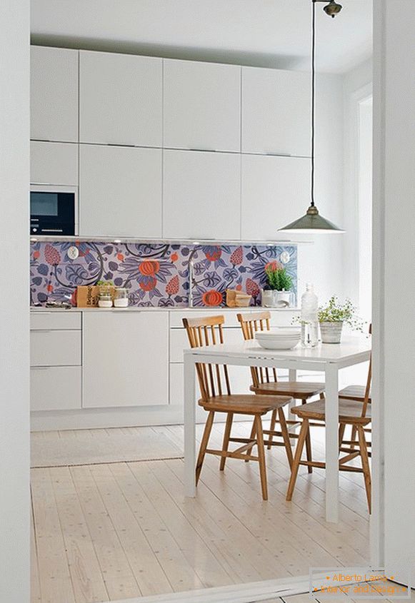 Kuchyňský interiér ve skandinávském stylu s balkonem