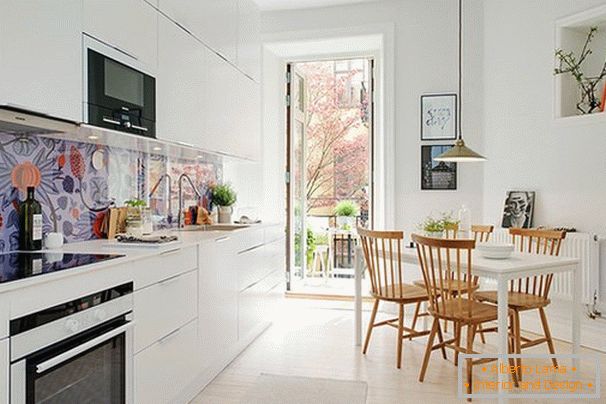 Kuchyňský interiér ve skandinávském stylu s balkonem