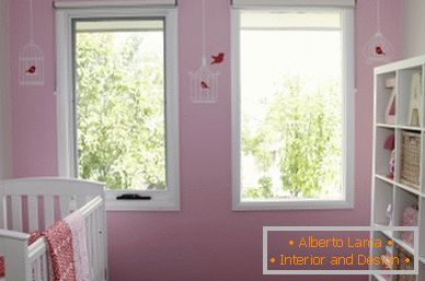 Interiér malého dětského pokoje pro dívku