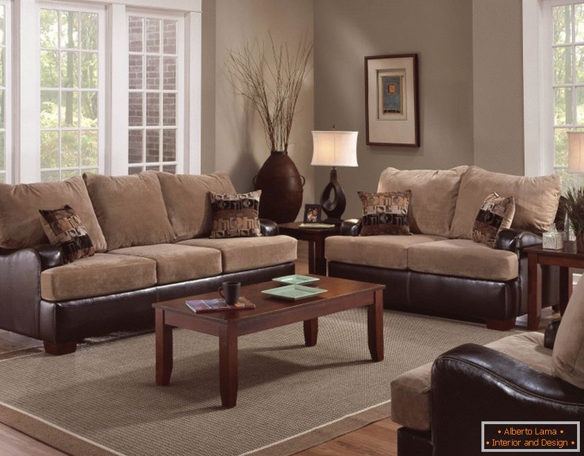 Čalouněný nábytek v hnědých tónech v obývacím pokoji