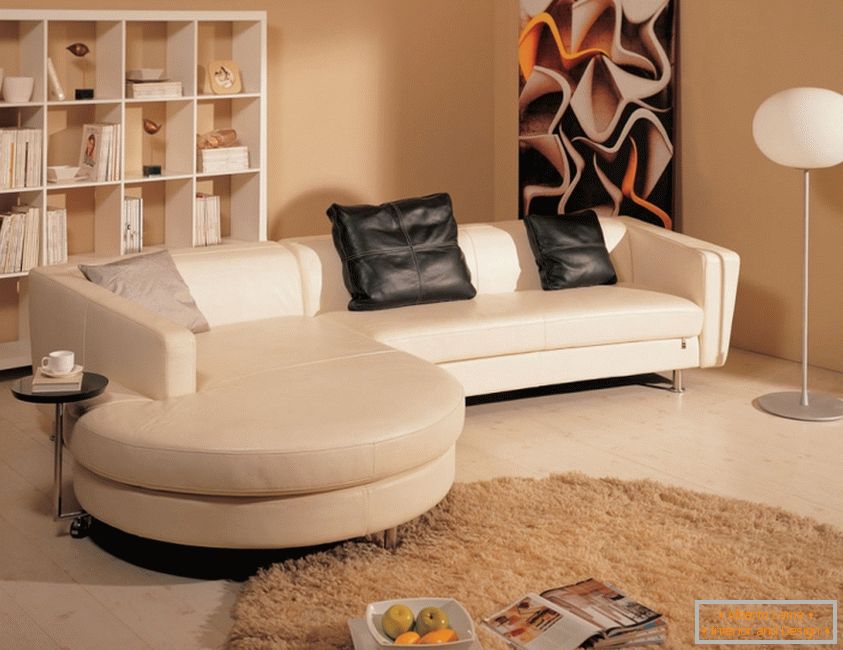 Čalouněný nábytek v obývacím pokoji v béžových tónech