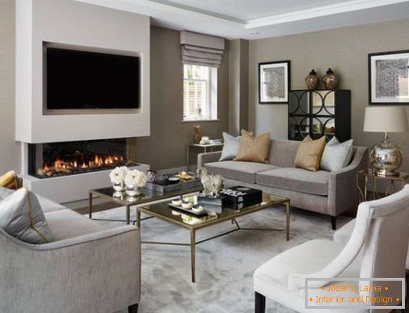 TV nad krbem v elegantním moderním obývacím pokoji