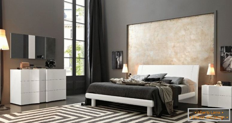 modrý-koberec-na-dřevěné-podlahy_světě-end-of-bed_floral-black-blanket_dark-šedá-master-bedroom_wooden-platform-bed