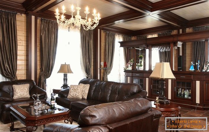 Elegantní pokoj s barovým pultem. Pozornost přitahuje masivní čalouněný nábytek, kůže. 