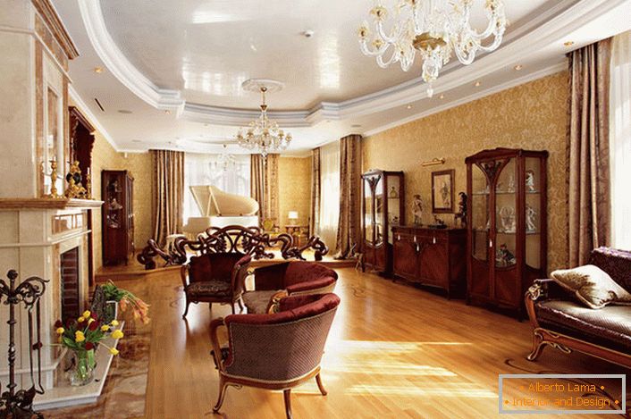 Příklad vhodně vybraného nábytku pro obývací pokoj v anglickém stylu. Hladké linie, světlé, kontrastní čalounění, vyřezávané dřevěné nohy - rysy vznešeného anglického stylu.