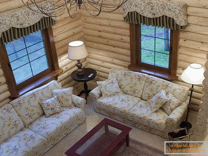 Rafinovaný obývací pokoj v anglickém stylu pro malou loveckou chatu. Útulné místo pro teplé, romantické večery.