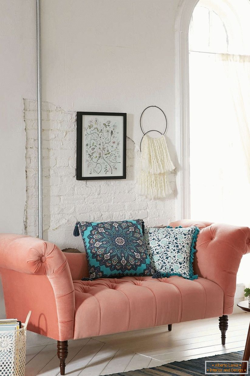 Krásná pohovka Antoinette Fainting Sofa Urban Outfitters