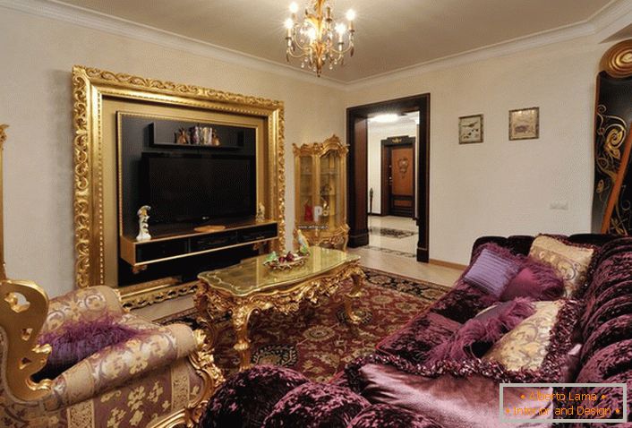 Pokoj pro hosty v barokním stylu s náležitě vybraným nábytkem.