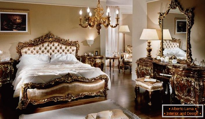 Luxusní rodinná ložnice v barokním stylu ve venkovském domě. Jasnou vlastností každého nábytku v místnosti je jeho lehkost a slavnost.