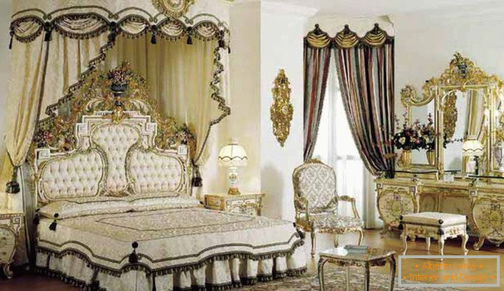 Ve středu kompozice je postel s nebesy. Podle barokního stylu je v místnosti masivní toaletní stolek se zlatým povrchem.