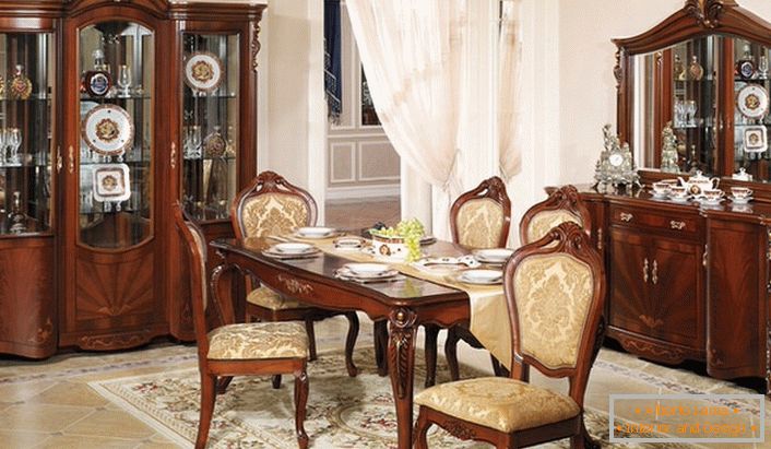 Klasický nábytek pro barokní pokoj. Zajímavá je kombinace tmavého dřeva a světlé béžové povrchové úpravy.