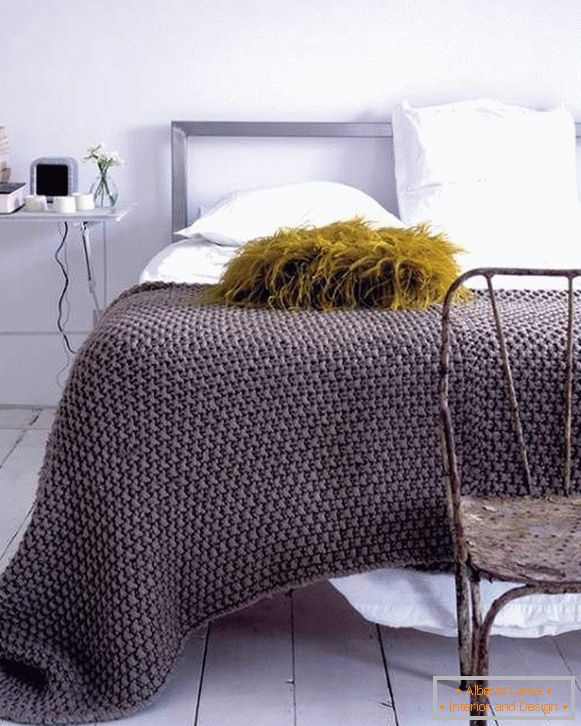 Pletená kostka na posteli s vlastními rukama v módní barvě