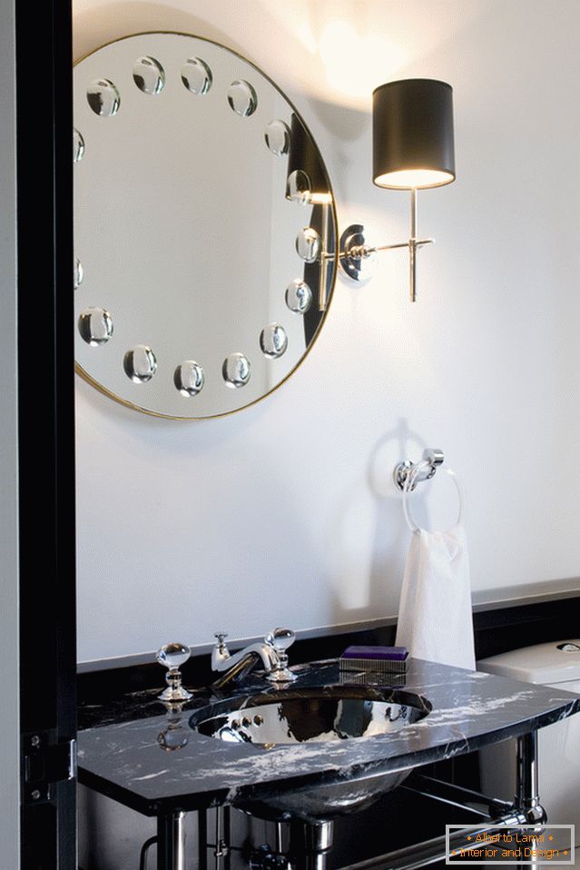 Zrcadlo s osvětlením v koupelně