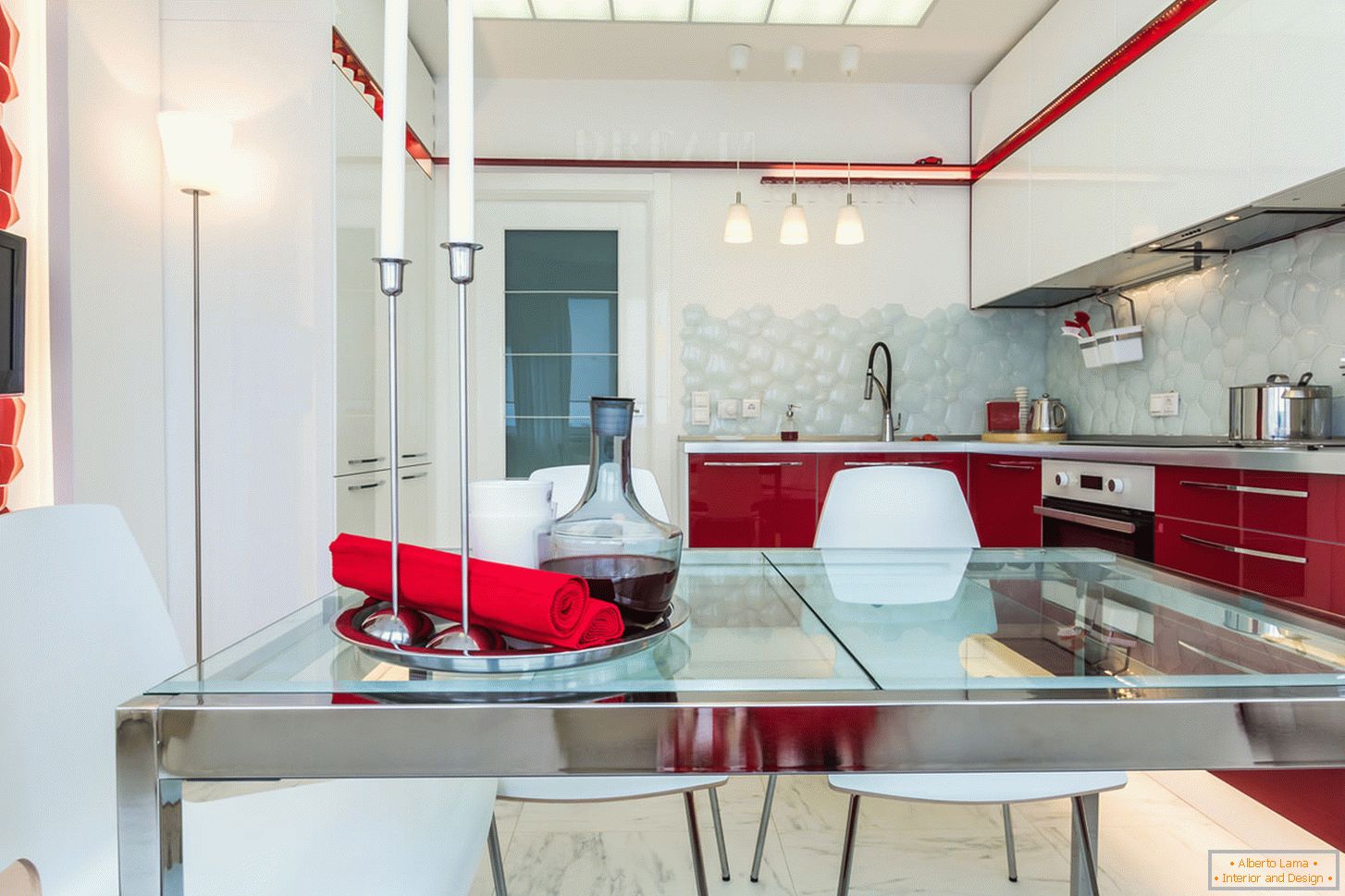 Chic kuchyně interiéru v bílé a červené barvě
