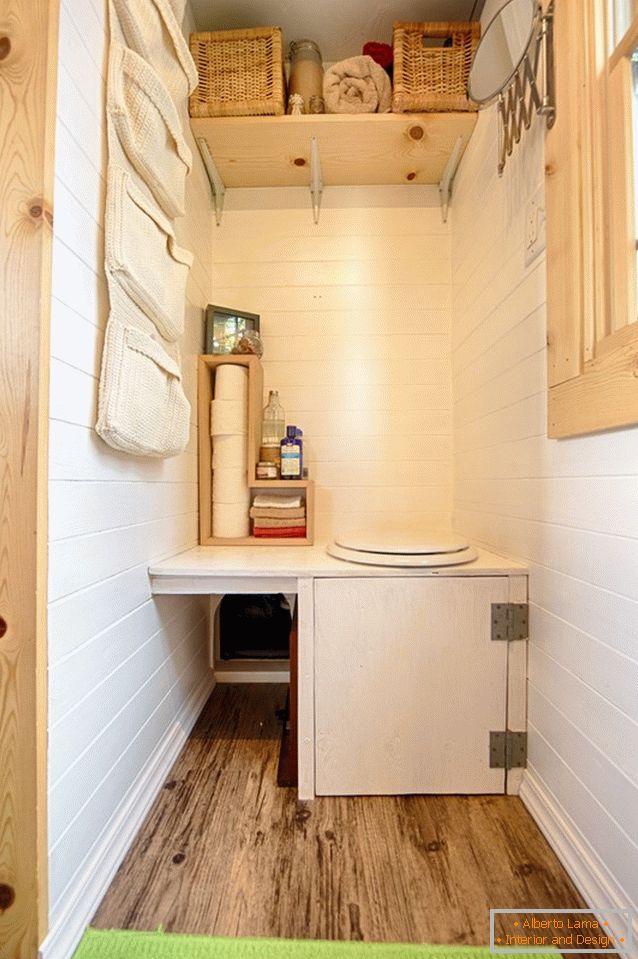 Koupelna z malé dřevěné chaty