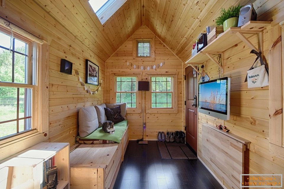 Interiér malé dřevěné chaty