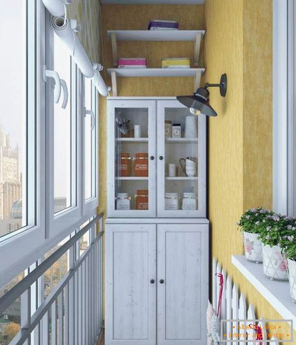 Starý bufet jako šatník na balkoně - interiérová fotografie