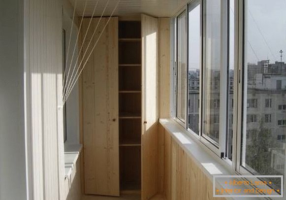 vestavěný skříň na balkón s rukama