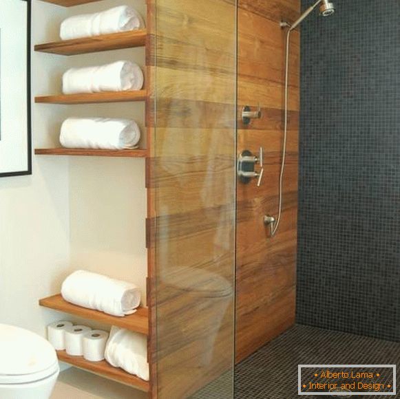 Koupelna s dřevěnými policemi