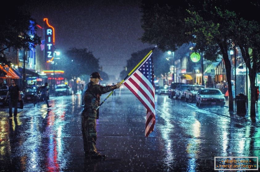 Americký vlastenec s vlajkou venku v dešti