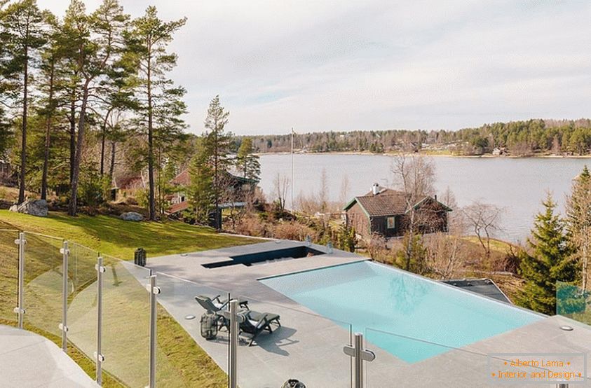 Výhled z okna luxusní vily ve Švédsku