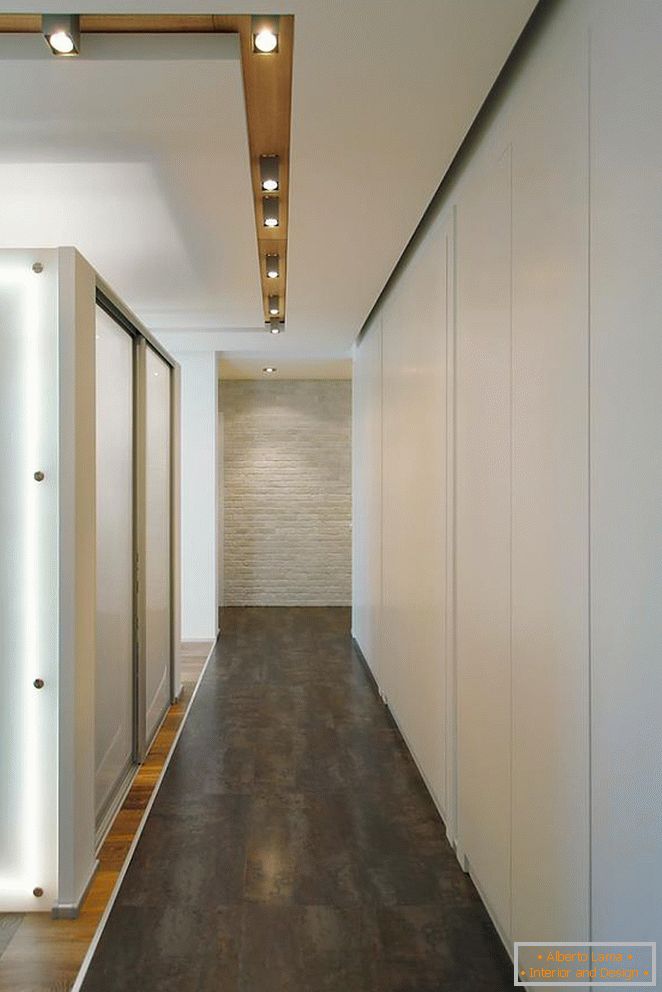 Koridor, zdobený bílými a šedými tóny s prvky dřeva