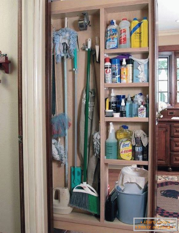 Kde ukládat čisticí prostředky v domě v kuchyni
