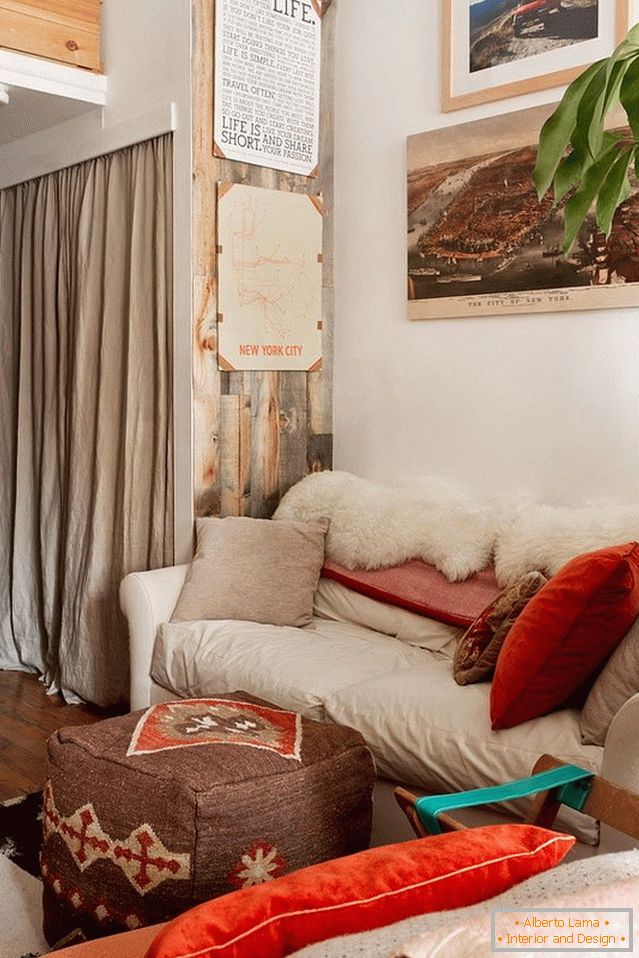 Řezy a fotografie na stěně v obývacím pokoji