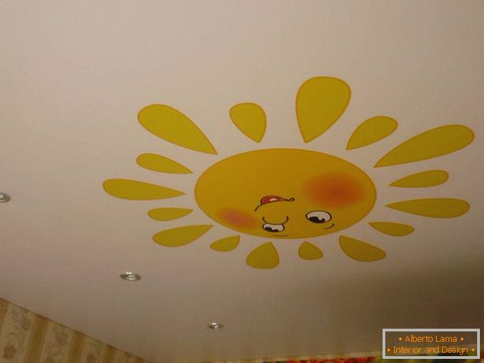 Varianty stropních stropů s veselým sluncem v dětském pokoji.