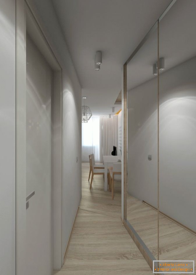 Koridor úzkého studiového bytu