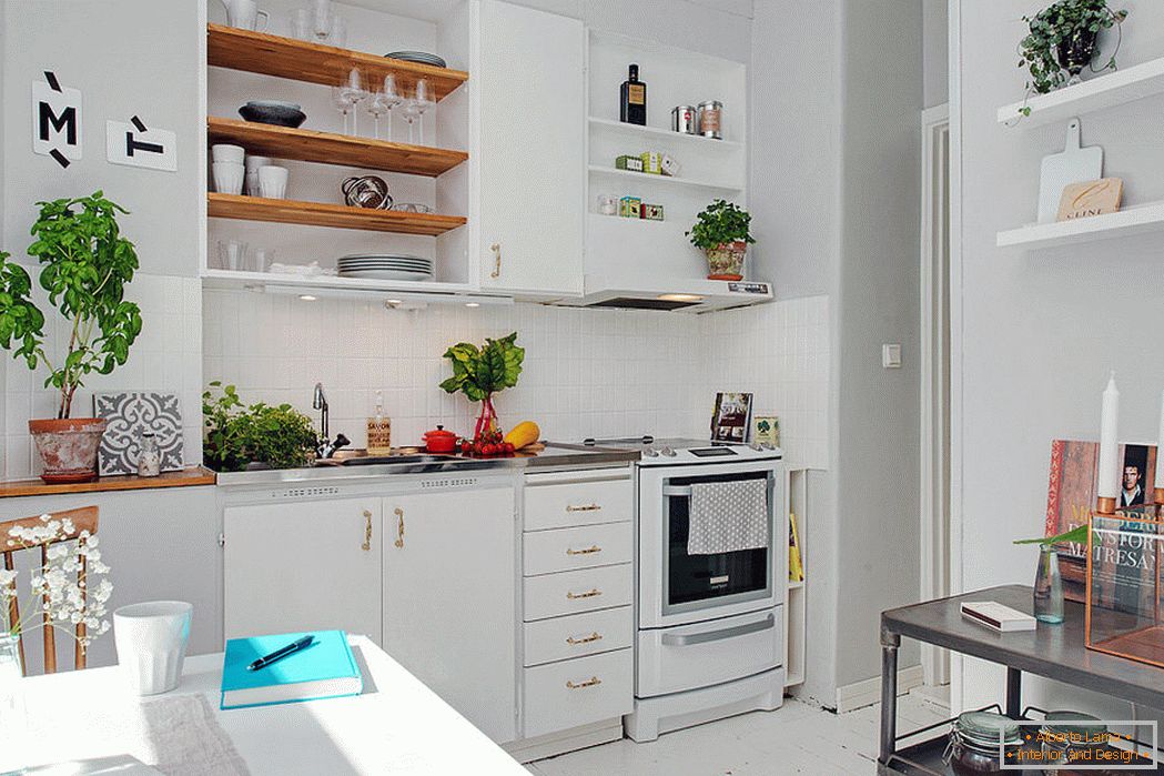 Interiér malé kuchyně v bílé barvě