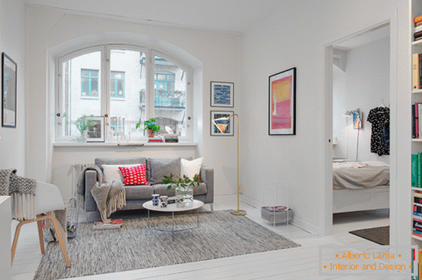 Interiér obývacího pokoje malého bytu ve skandinávském stylu