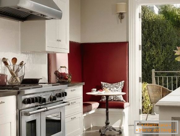 Jídelna v kuchyni - design v červených a bílých tónech