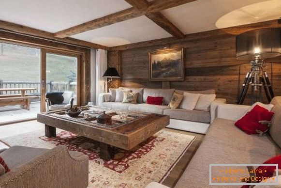 prostorné obývací stěny s dřevěnými stěnami